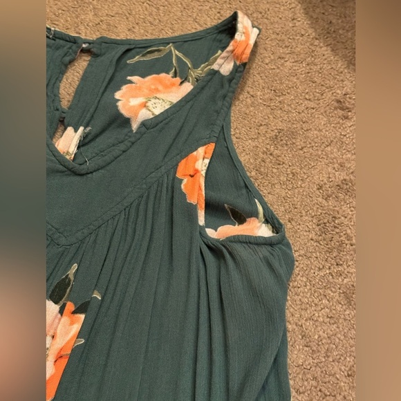Summer  Casual V-Neck Sleeveless Floral Blouse by O’Neil - Picture 5 of 10